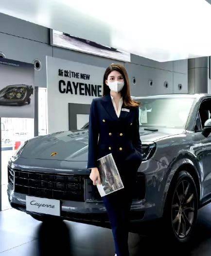 保时捷网红女销售吃瓜