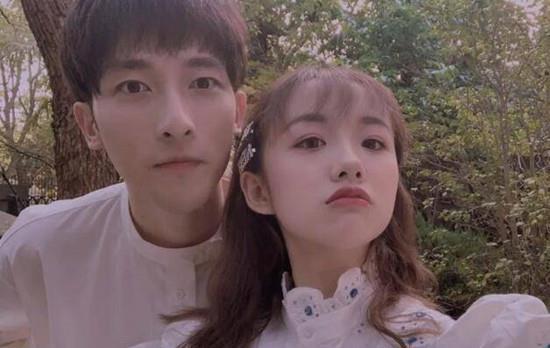 情侣网红博主吃瓜,网红情侣博主甜蜜吃瓜日常大揭秘