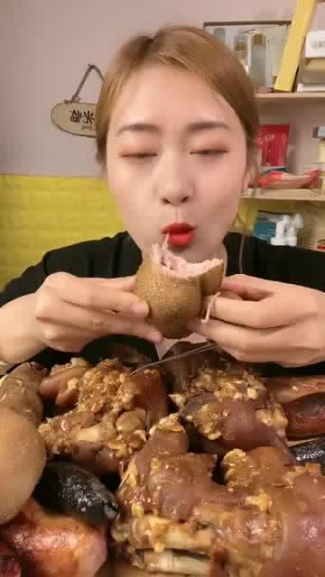 网红小姐姐吃八月瓜,美味与挑战并存！